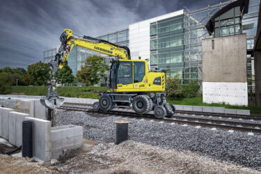 Der neue Liebherr-Zweiwegebagger RE 22 M Litronic verfügt über einen 120 kW starken Motor und ist für anspruchsvolle Gleisbauarbeiten ausgelegt. (Foto: pd)