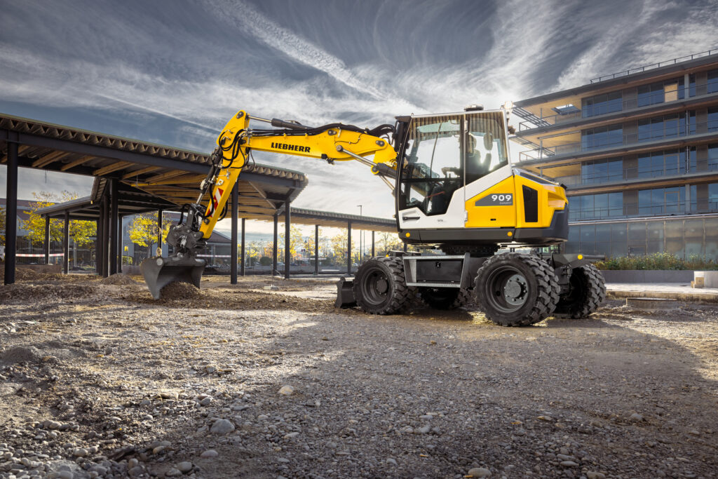 Der Liebherr-Mobilbagger A 909 Compact ist ein Allrounder bei sämtlichen Garten- und Landschaftsbauarbeiten. (Foto: pd)