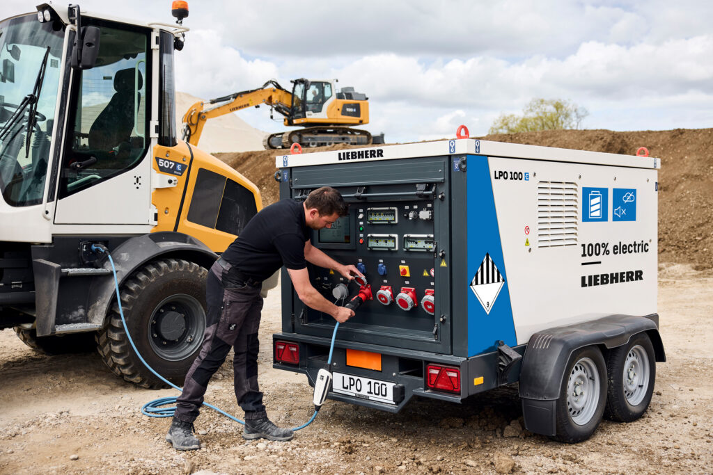 Elektrisch arbeiten ohne Kompromisse: LPO 100 und L 507 E ermöglichen einen flexiblen und lokal emissionsfreien Baustellenbetrieb. (Foto: pd)
