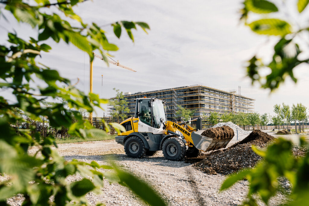 Der batterieelektrische Radlader L 507 E von Liebherr überzeugt mit seiner hohen Leistungsfähigkeit. In lärmsensiblen Umgebungen profitieren Betreiber von den geringen Lärmemissionen des batterieelektrischen Radlader L 507 E. (Foto: pd)