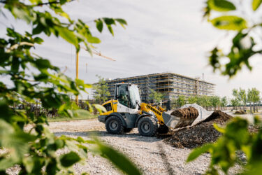 Der batterieelektrische Radlader L 507 E von Liebherr überzeugt mit seiner hohen Leistungsfähigkeit. In lärmsensiblen Umgebungen profitieren Betreiber von den geringen Lärmemissionen des batterieelektrischen Radlader L 507 E. (Foto: pd)