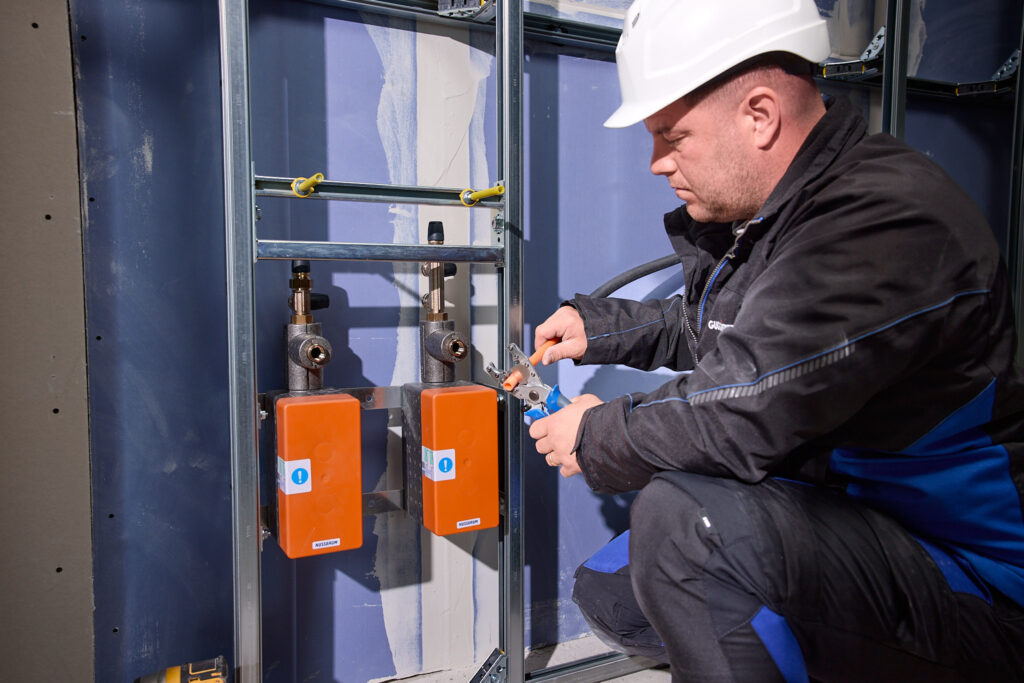 Die Nasszellen wurden mit dem Vorwandsystem Optivis-Tec aufgebaut. Darin findet auch die Nussbaum UP-Box mit gedämmter Optiflex-Verteiler-Box Platz. (Foto: pd)