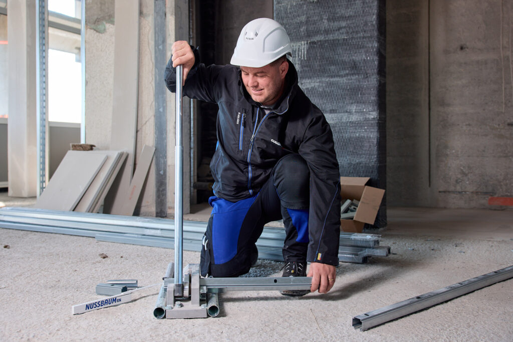 Die Profile des Vorwandsystems Optivis-Tec können direkt auf der Baustelle zugeschnitten werden. (Foto: pd)