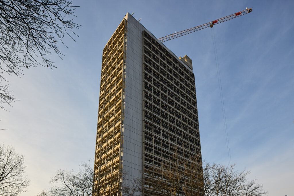 Das ehemalige PTT-Hochhaus wurde vom Büro- zum Wohngebäude umgebaut. (Foto: pd)