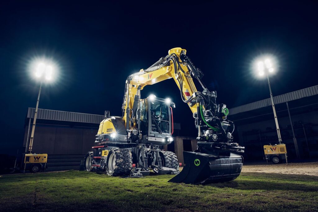 Der neue Mobilbagger EW 135 ist auf vielseitige Anbaugeräte-Einsätze und produktives Arbeiten im Baustellenalltag ausgelegt. (Foto: pd)