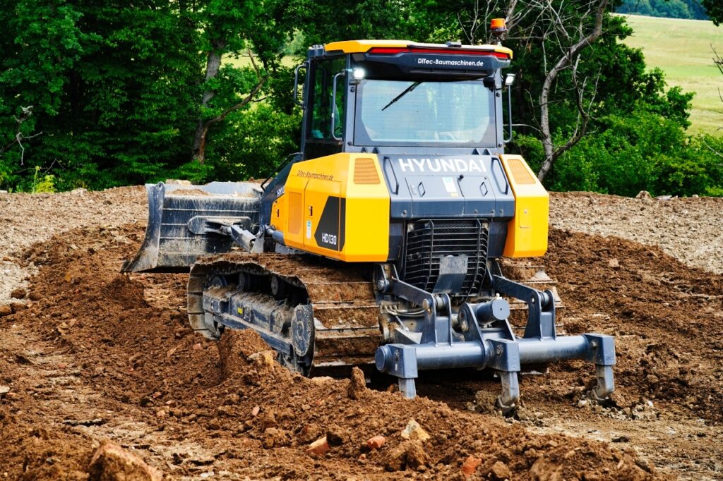 Die Maschine verfügt über einen Dreizahn-Heckaufreisser. (Foto: pd)
