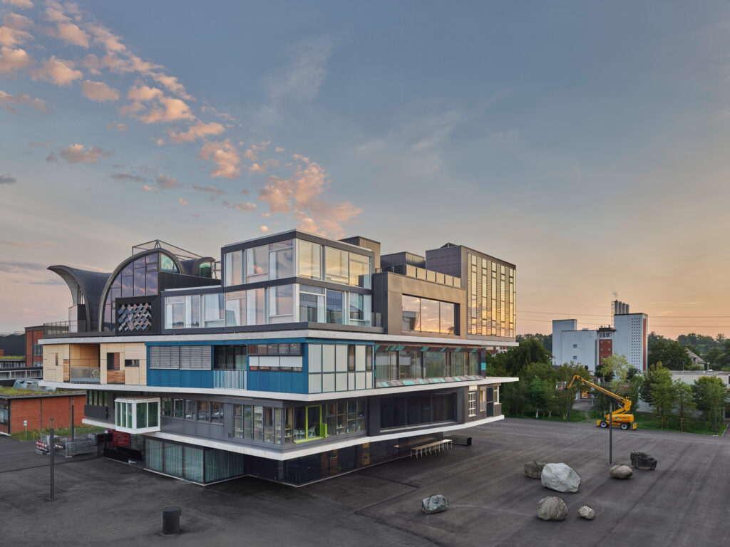 Der neue Climate Solutions Hub befindet sich in der Unit Step 2 (oberster Stock, Mitte) des modularen Forschungs- und Innovationsgebäudes Nest der Empa und Eawag in Dübendorf ZH. (Foto: Zooey Braun)