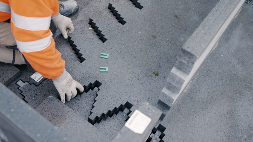 Bei der CPC-Technologie werden Betonplatten statt mit der üblichen Stahlbewehrung mit dünnen vorgespannten Carbonlitzen bewehrt. Im Vergleich zu herkömmlichem Stahlbeton fallen CPC-Platten drei- bis viermal dünneraus und haben dadurch ein geringeres Gewicht. (Foto: pd)