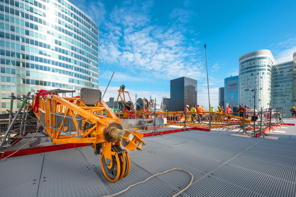 Der in Paris eingesetzte Derrick-Kran ist eine Spezialmaschine. Weltweit existieren nur rund 20 Einheiten dieses Typs. (Foto: pd)
