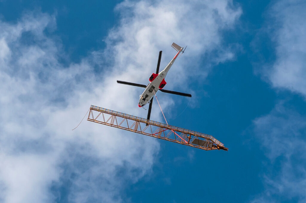 Der Einsatz in Paris zählt zu seinen ungewöhnlicheren Anwendungen, da der Derrick-Kran hier nicht primär zum Abbau eines anderen Krans genutzt wurde, sondern als Aufbaulösung für eine Dacherweiterung. (Foto: pd)