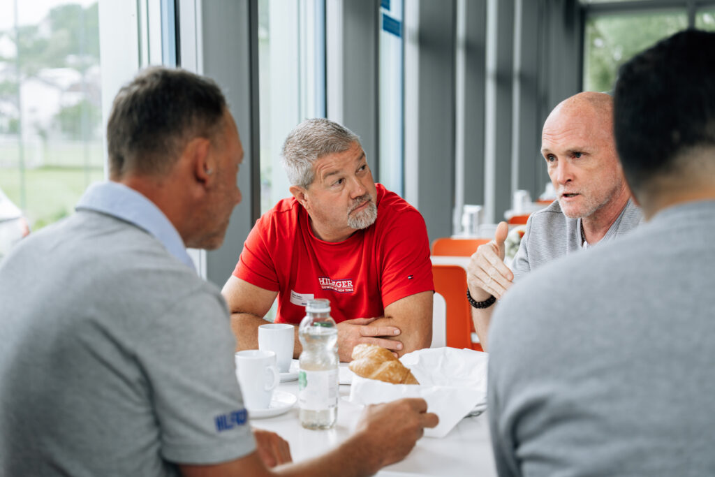 Beim gemeinsamen Mittagessen tauschen sich die Kursteilnehmenden über ihre Erfahrungen aus. (Foto: zvg)