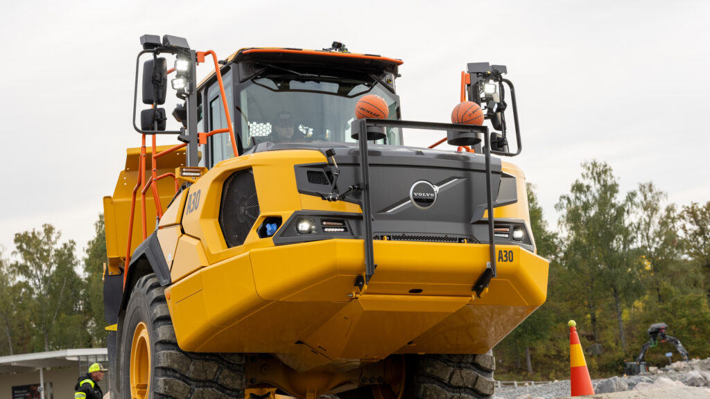 Die Teilnehmer mussten zunächst drei Qualifikationsdisziplinen absolvieren. Dazu gehörten der Dumper-Parcours , die Radladerprüfung und der Baggertest. Dabei wurden die Maschinenbeherrschung, die Genauigkeit und die gleichmässige Ausführung der Aufgaben bewertet. (Foto: pd)