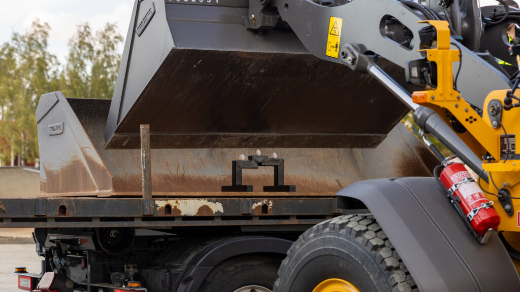 Die Teilnehmer mussten zunächst drei Qualifikationsdisziplinen absolvieren. Dazu gehörten der Dumper-Parcours , die Radladerprüfung und der Baggertest. Dabei wurden die Maschinenbeherrschung, die Genauigkeit und die gleichmässige Ausführung der Aufgaben bewertet. (Foto: pd)